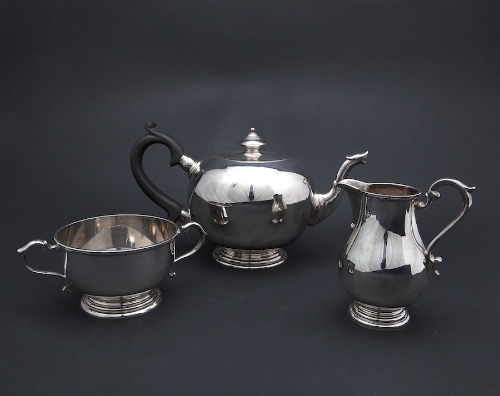 AN IRISH BULLET SHAPED SILVER TEAPOT, Dublin 1973, commemorative torc and import marks, mark of