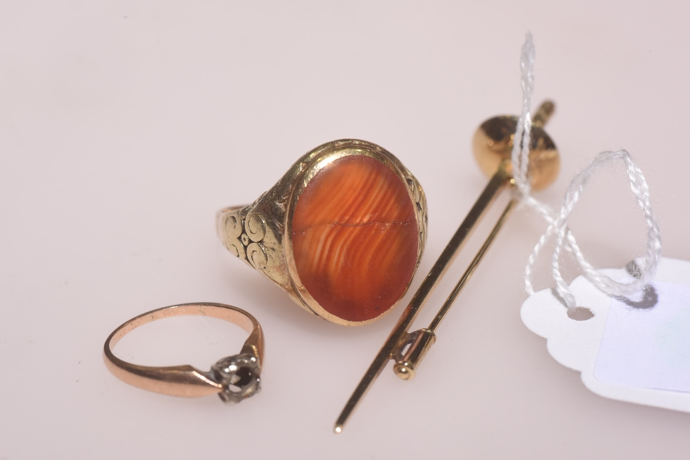 A small group of 14 carat gold comprising: a lapel pin in the form of a rapier, an agate mounted
