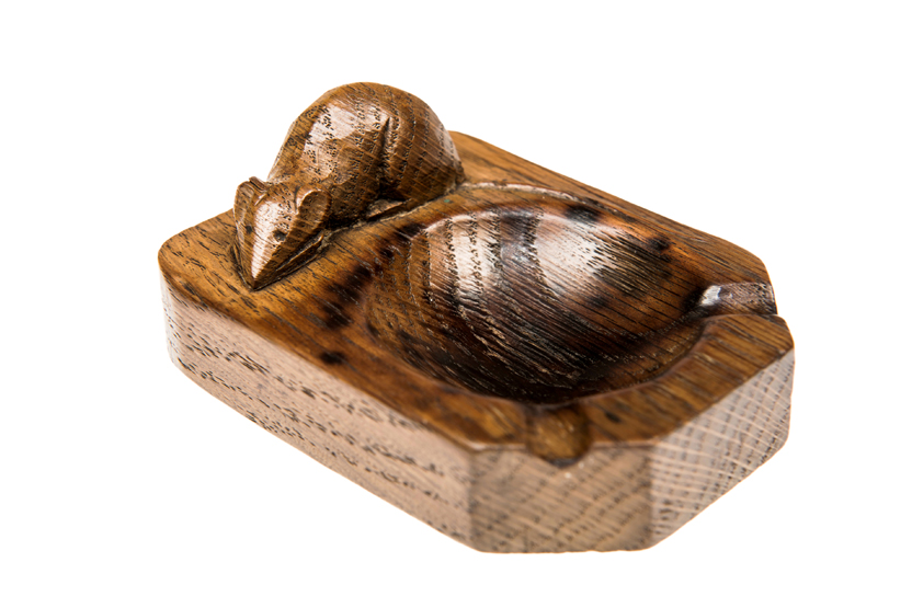 A ROBERT "MOUSEMAN" THOMPSON OAK ASHTRAY, with carved mouse signature. 10cm