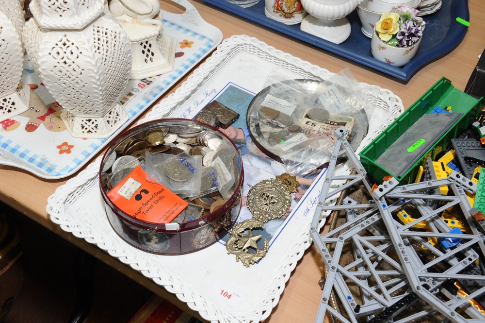 A tray of GB and Foreign coins, tog. with two white metal snuffs, badges etc