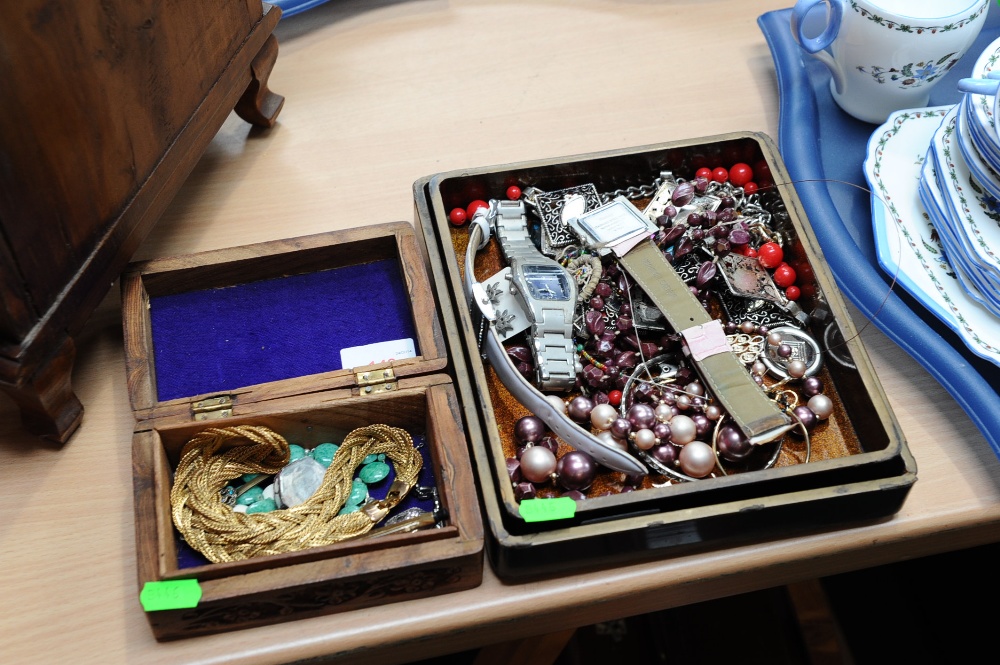 A quantity of costume jewellery