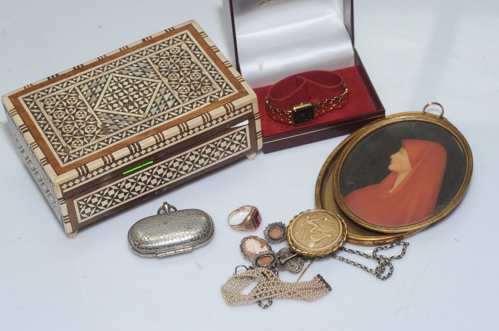A bone inlaid musical jewellery box tog. with a group of costume jewellery inc. sovereign case, a