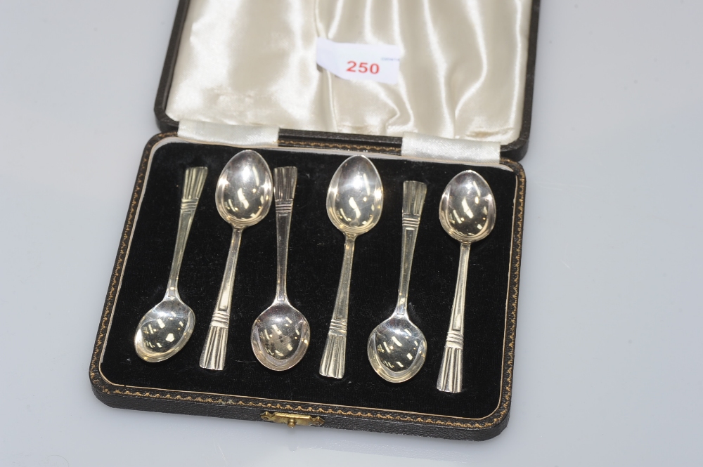 A cased set of six silver teaspoons, Birmingham 1942.