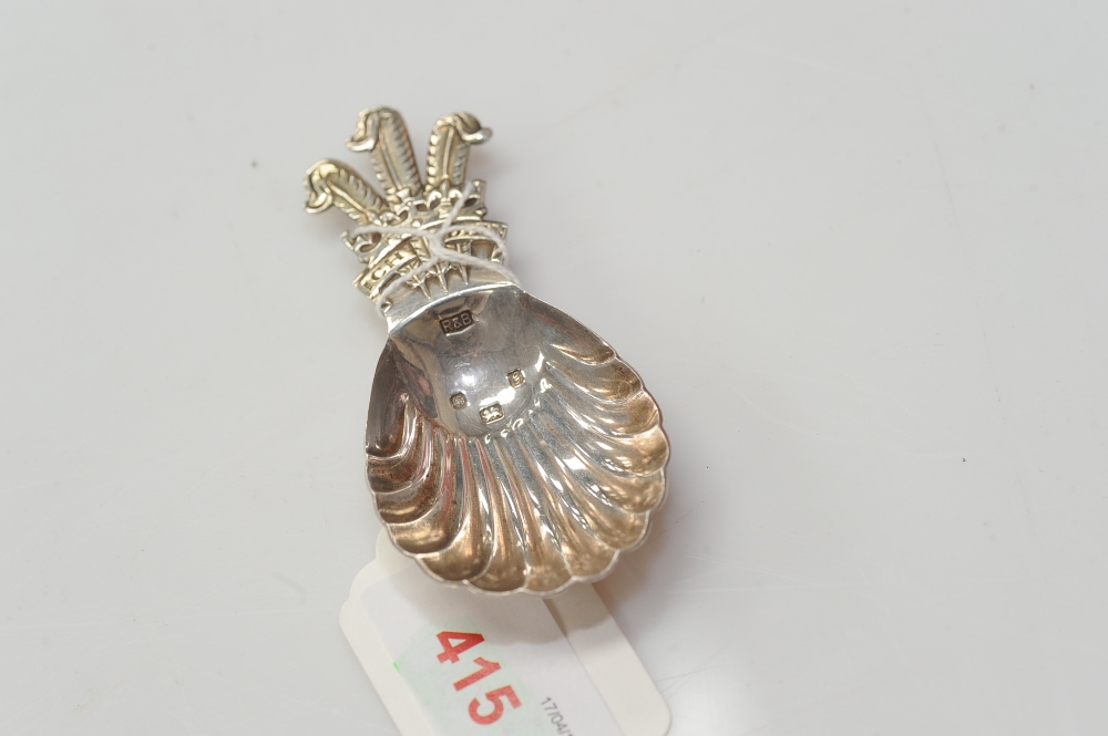 A silver caddy spoon with Prince of Wales feathers handle, London 1981, 0.7 troy ounces.