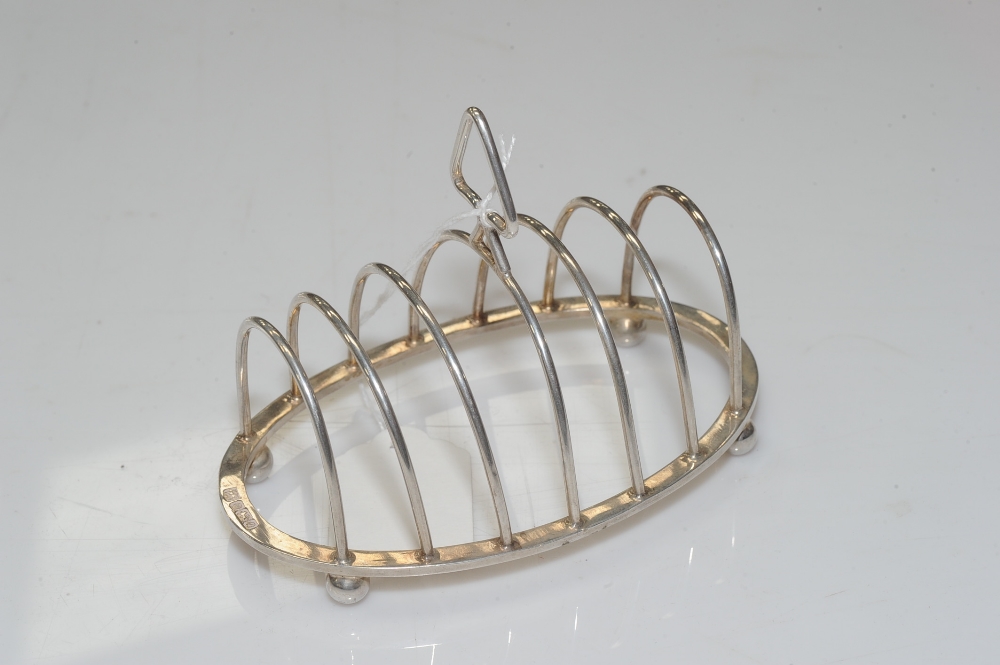 A silver six division toast rack, London 1978, 3.5 troy ounces.