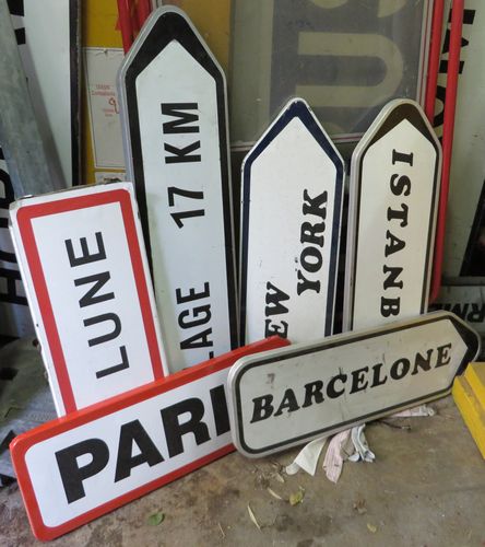 Panneaux de signalisation Barcelone, Paris, New York, Istanbul, La Lune, Plage 17 km.