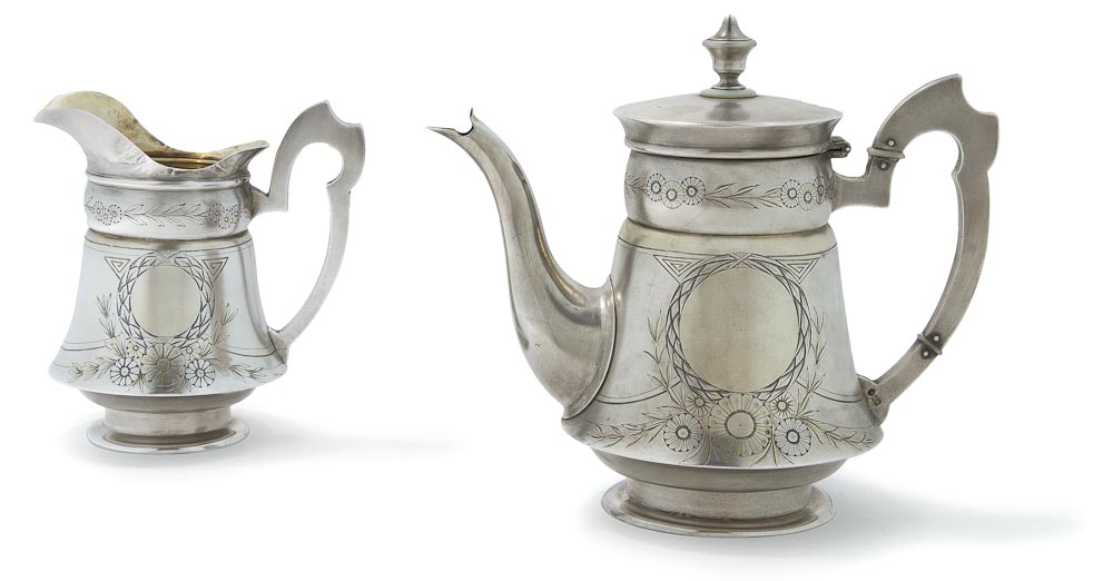 Théière et pot à crème en argent. Poinçons de titre 84, de Moscou après 1908 et d’orfèvre « ?.? » (