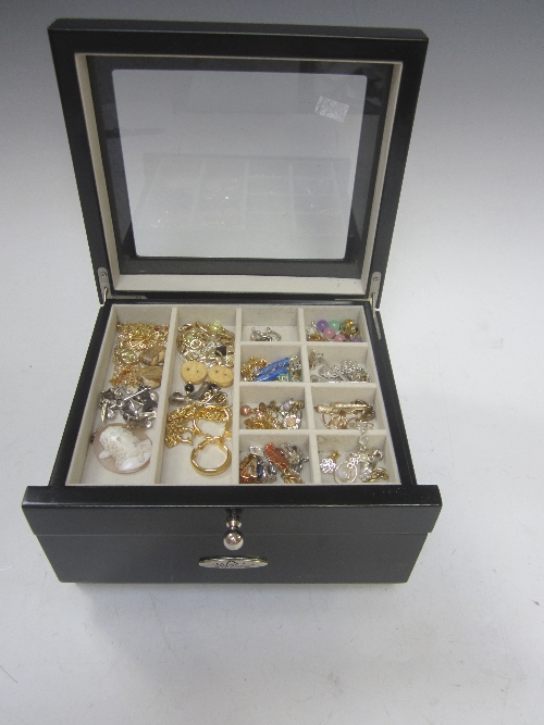 EARRINGS, pendants and bracelets, in a black jewellery box.