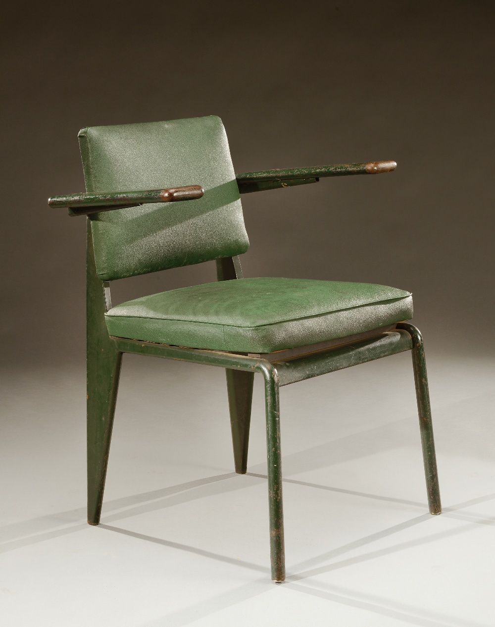 JEAN PROUVE (1901-1984) pour la CPDE Rare fauteuil en métal laqué vert à assise carrée dossier