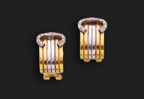 Pendientes tipo Cartier con brillantes en “C” sobre banda de oro bicolor de 18K Salida: €130