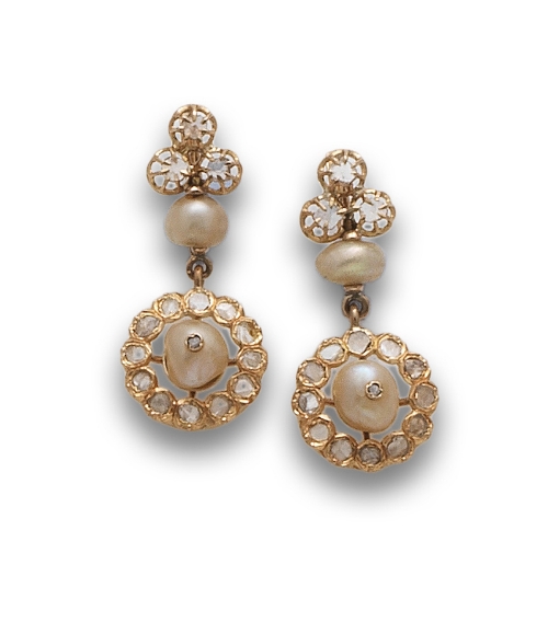 Pendientes largos s.XIX de diamantes y perlas finas; con rosetón colgante de trébol,en oro de 18K