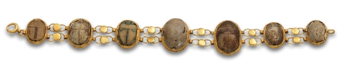 Brazalete s.XIX con escarabajos egipcios tallados en piedras duras y montura de oro de 18K. Con