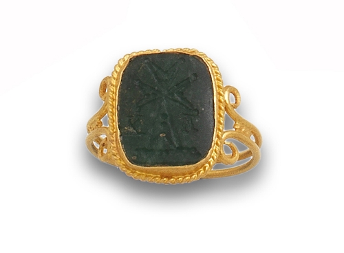 Anillo s.XIX de origen oriental, con intaglio en jaspe verde de caracteres cirílicos. En oro de 22