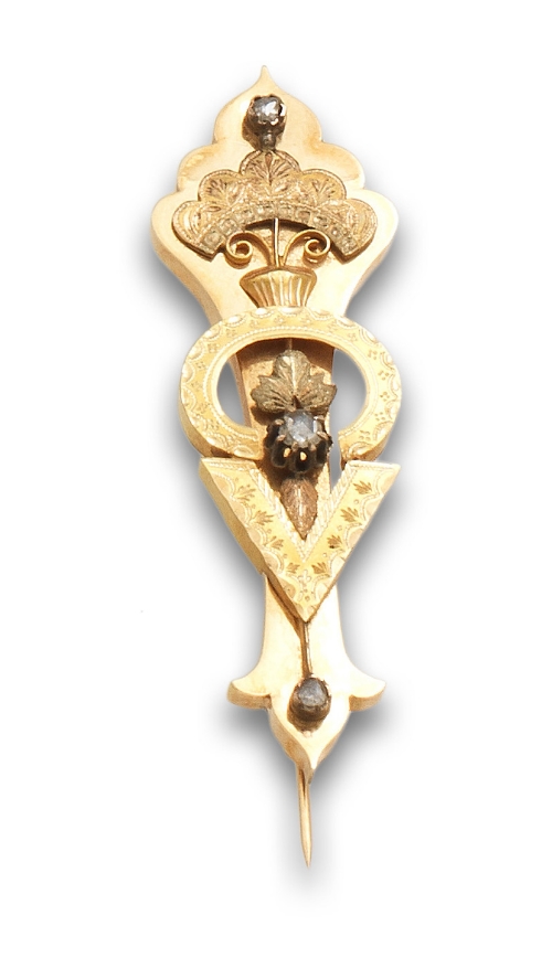 Broche S. XIX de oro y diamantes de contorno lobulado con piezas superpuestas,decoración grabada