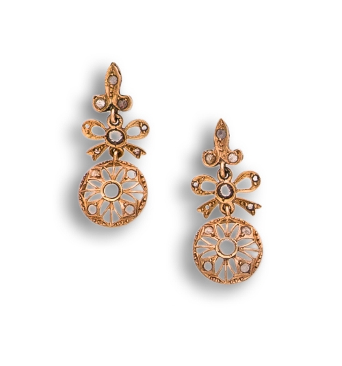 Pendientes largos de diamantes s.XIX, con rosetón que pende de lazo y trébol. en oro de 18K