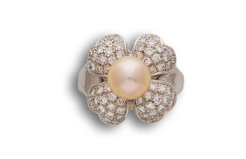 Anillo flor con perla japonesa central de 8 mm y pétalos de brillantes que suman un ct en oro blanco