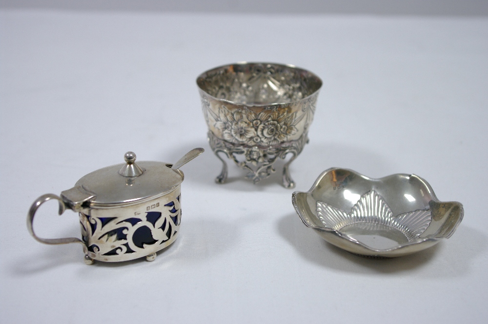 An Edwardian pierced oval mustard pot with blue glass liner, Birmingham 1905; a small semi-fluted