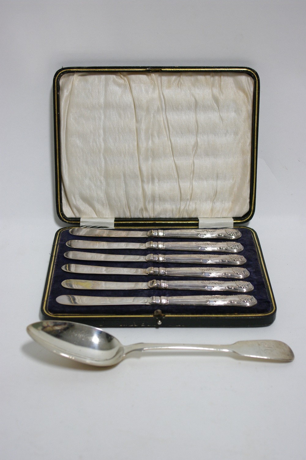 A set of six tea knives with loaded King?s pattern handles, Sheffield 1924, in fitted case; & a