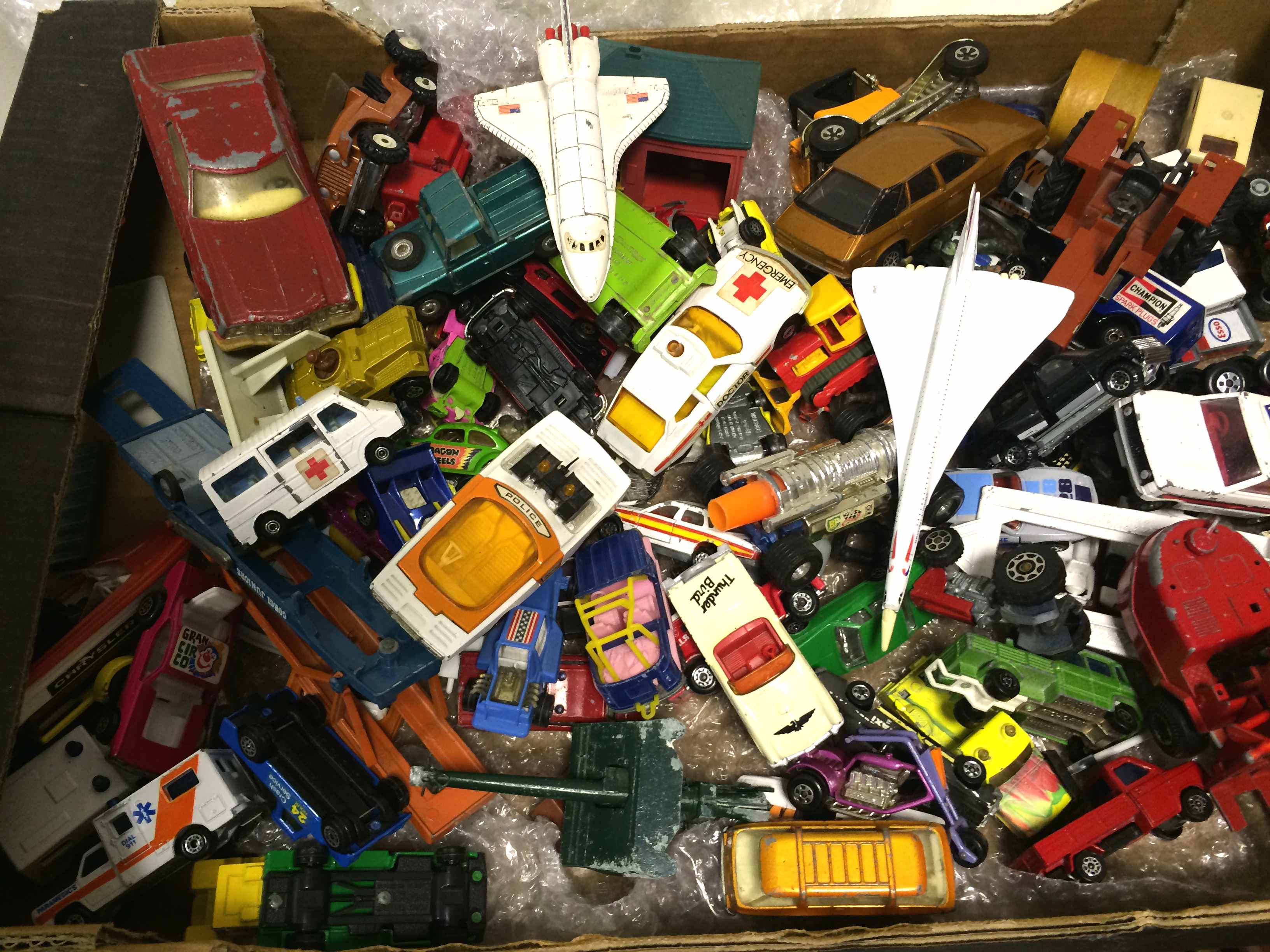 Large box of assorted cars and vehicles including matchbox, dinky, corgi.