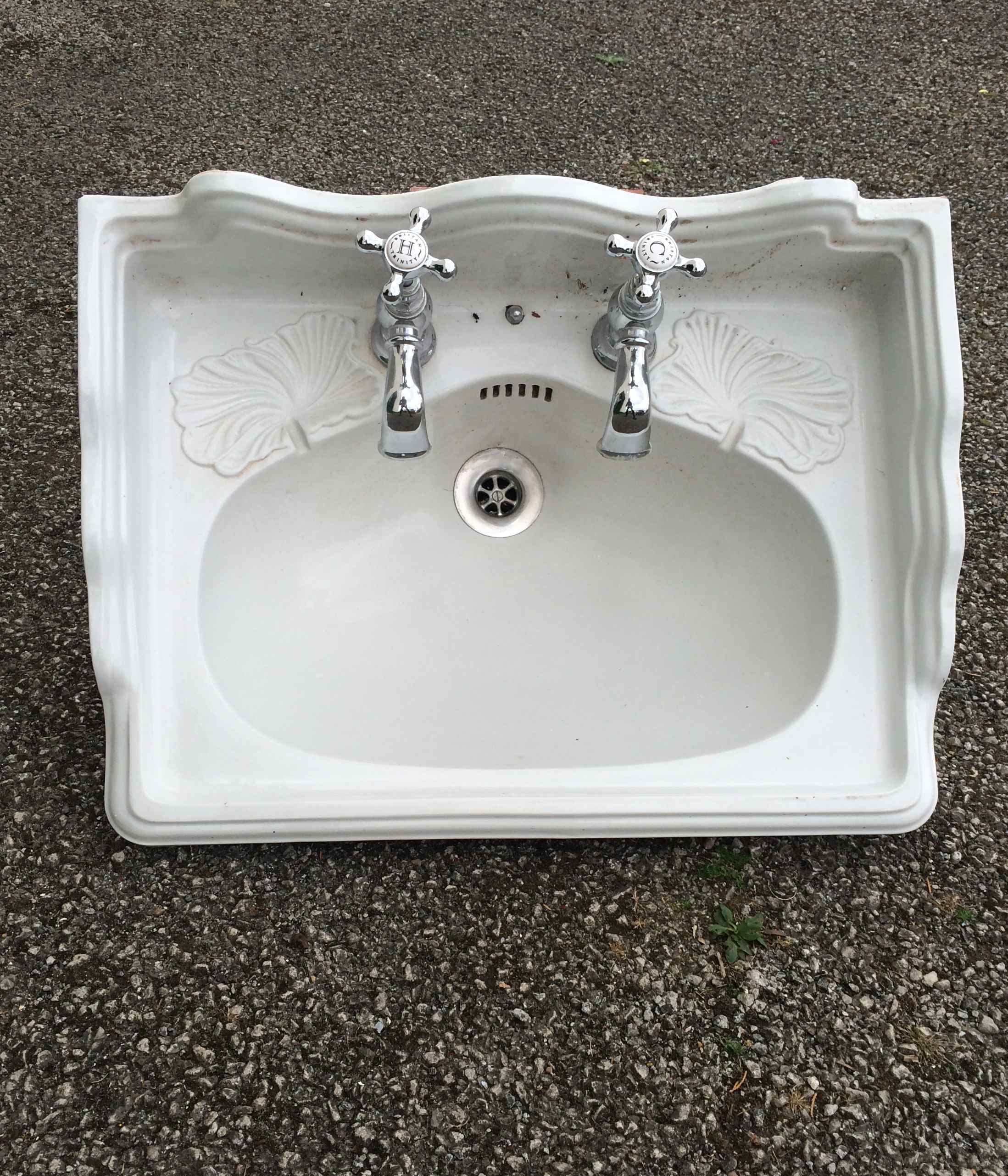 Decorative sink with fauna design and fitted taps.