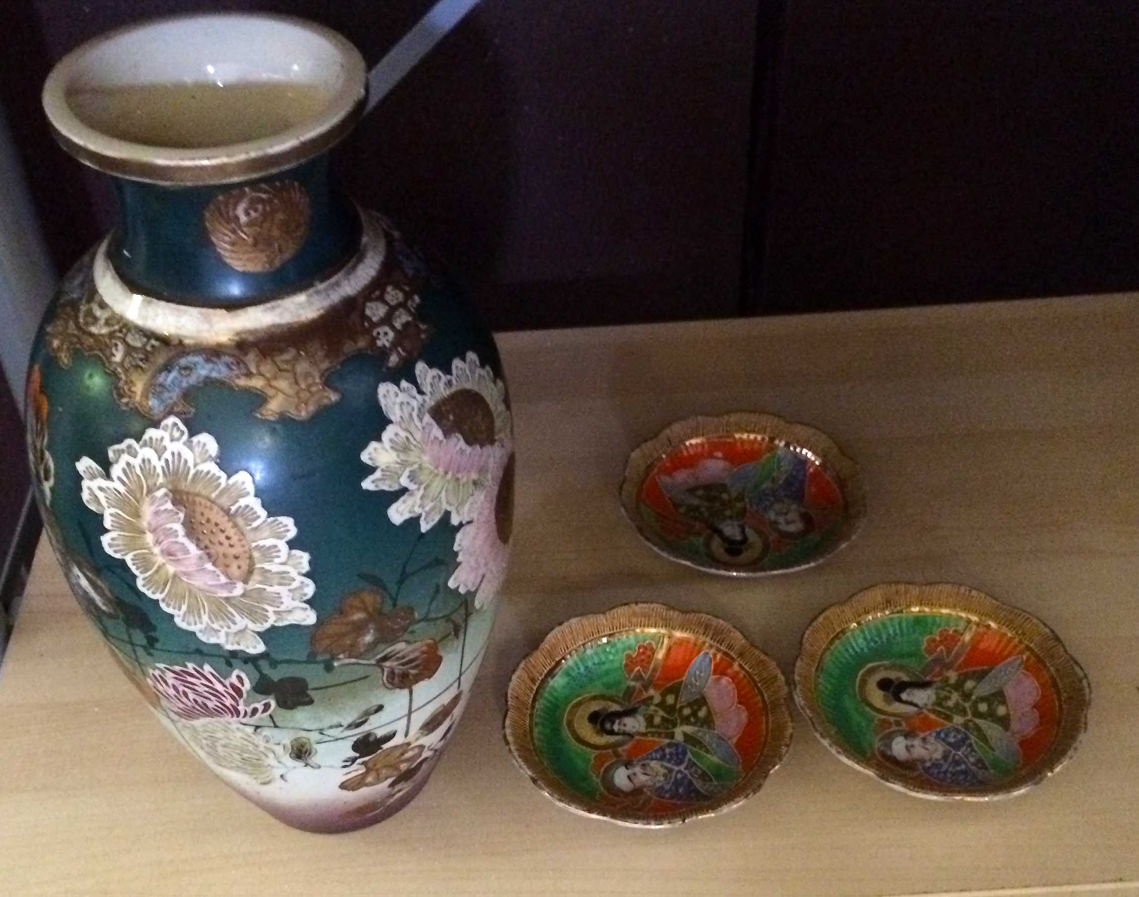 3 Decorative handpainted Japanese plates plus Vase