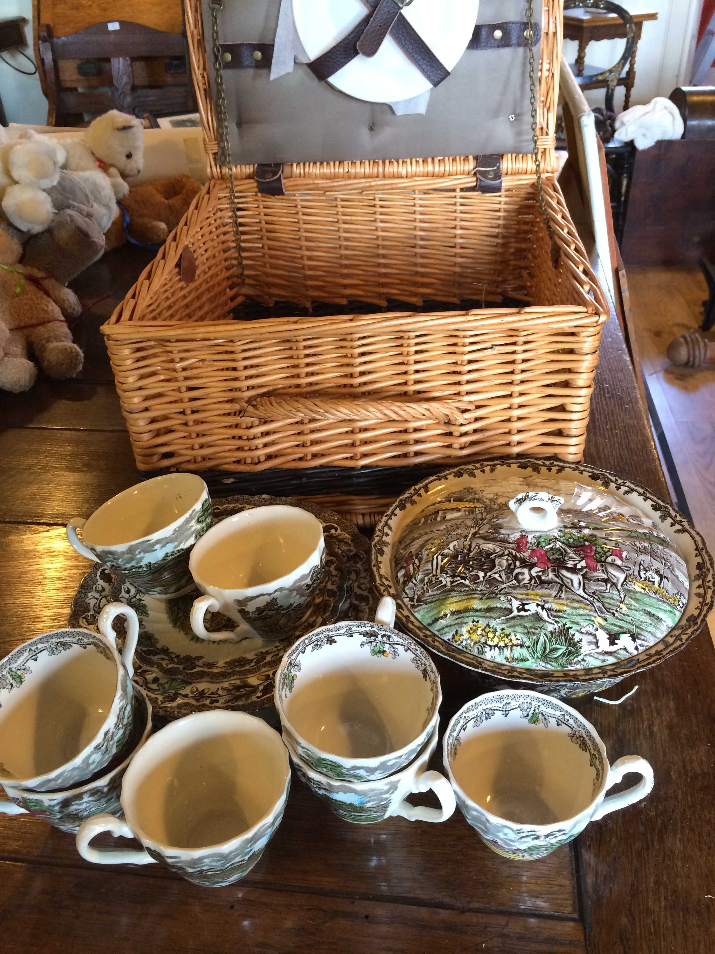 Picnic basket containing 15pce Staffordshire Ware set.