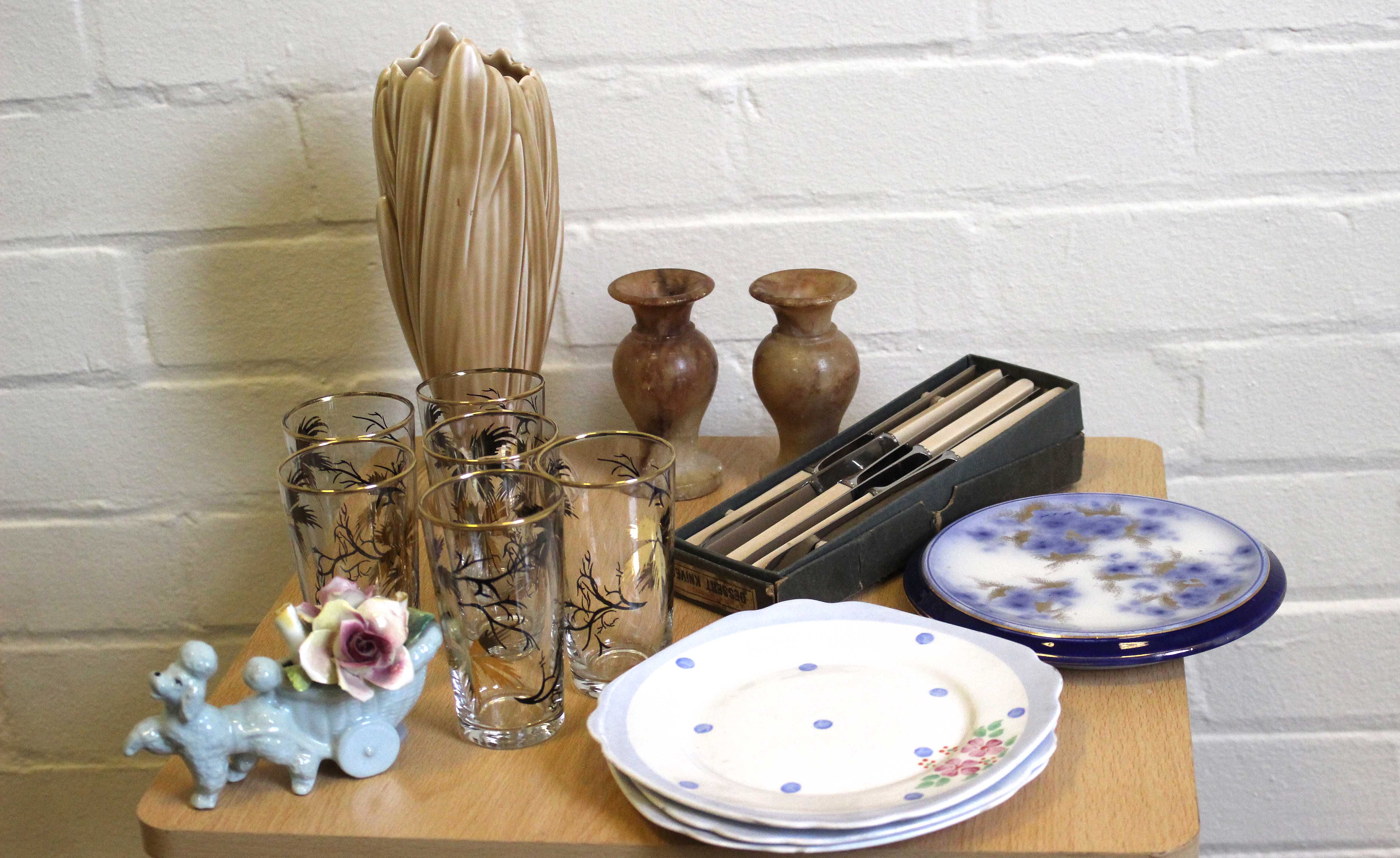 Asst collectables inc Sylvac vase, Bone Windsor plates, boxed knives etc.