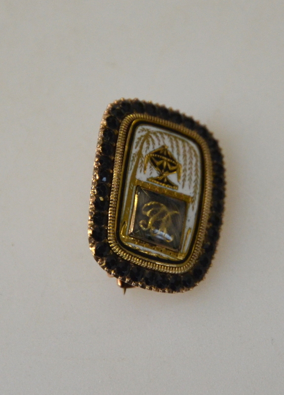 A small rectangular Georgian mourning brooch having black and white enamel scene of an urn beneath a - Image 4 of 5