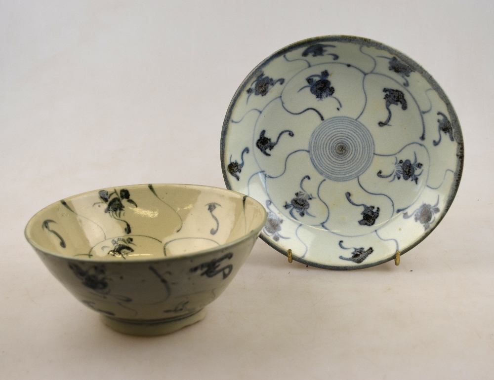 An 18th century Chinese blue and white tureen decorated with a watery landscape and two rabbit - Image 5 of 5