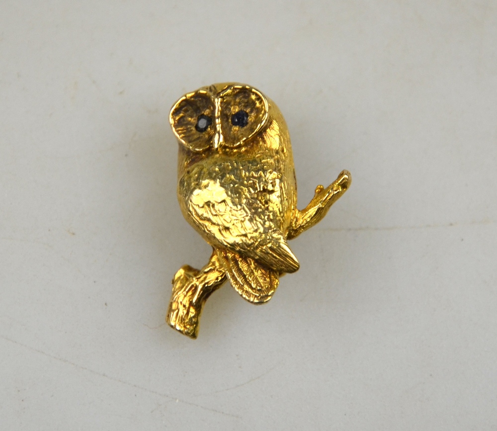 A 9ct yellow gold cast owl brooch having stone set eyes, approx 7.5g
