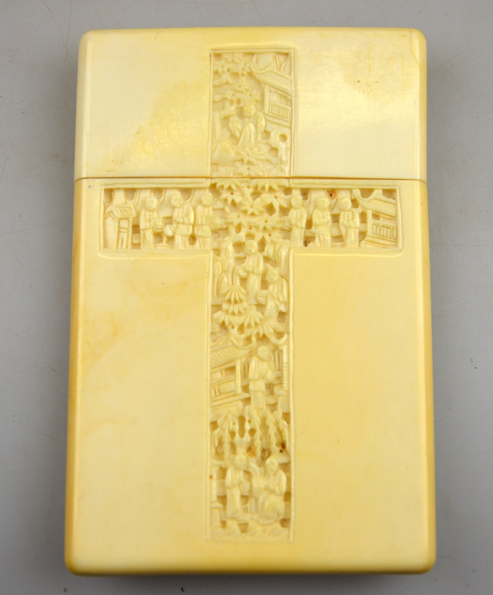 A Chinese 19th century Canton ivory card case, the plain case carved with a cross of figures and - Image 3 of 4