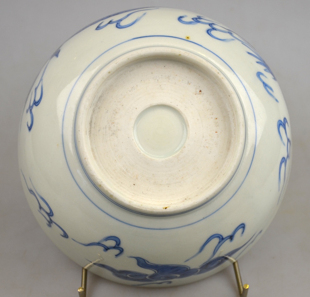 A Chinese 19th century heavily potted porcelain blue and white bowl decorated with a dragon - Image 5 of 5