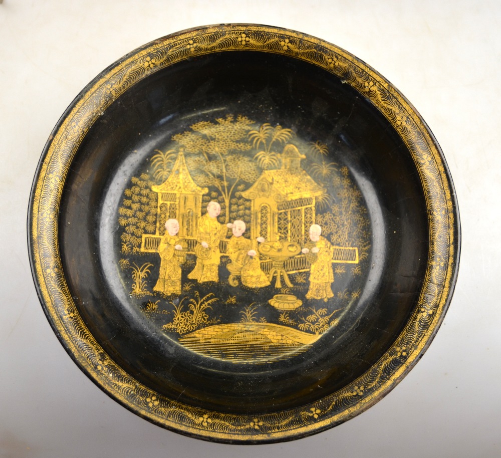 A pair of Chinese black lacquer bowls decorated with gilt figures on a terrace, 20th century, 21 - Image 2 of 3