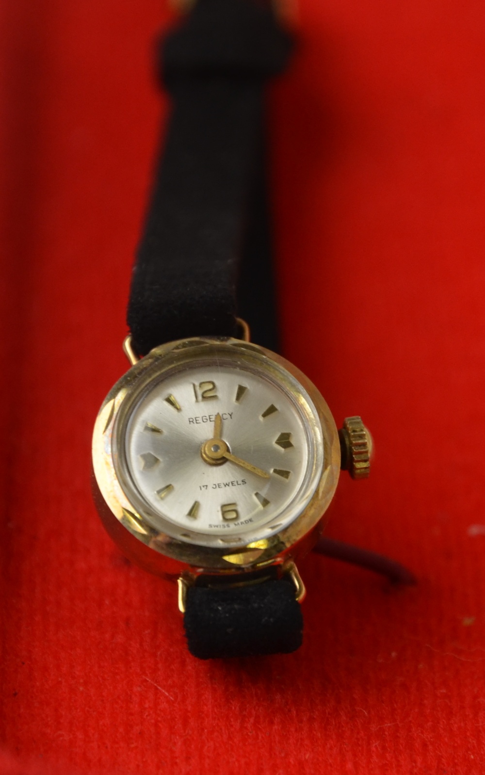 A lady's 9ct gold wristwatch with champagne dial and gilt batons