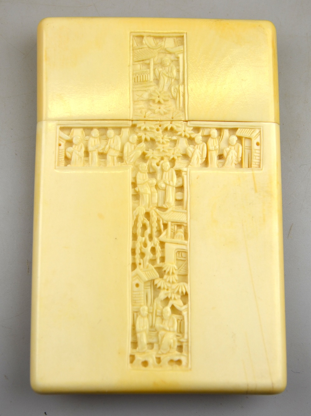 A Chinese 19th century Canton ivory card case, the plain case carved with a cross of figures and - Image 4 of 4