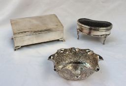 A George V silver and tortoiseshell jewellery box of kidney shape inlaid with swags on pierced