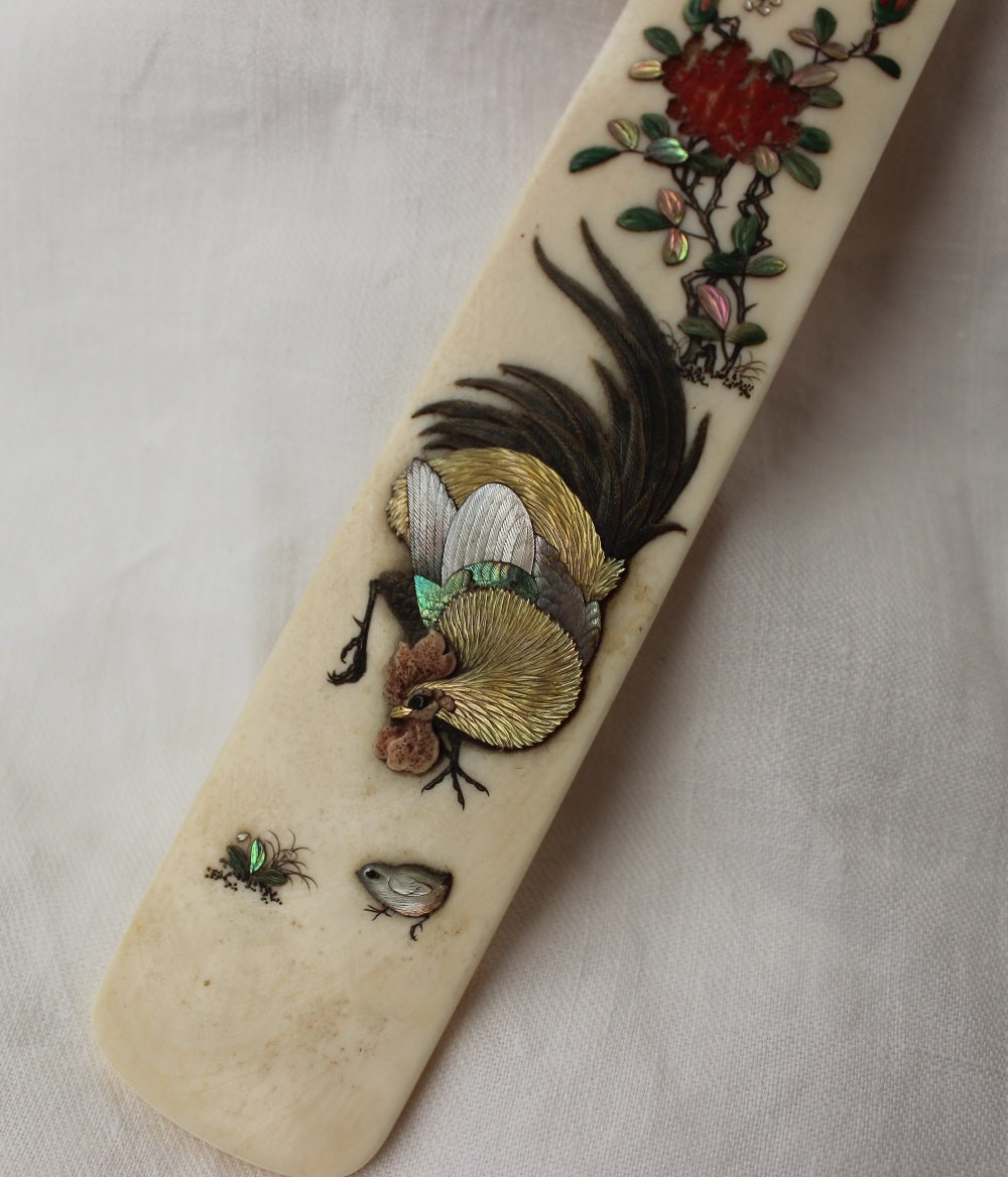 A Japanese shibayama page turner decorated with a chicken and chick, flower heads and leaves - Image 3 of 5