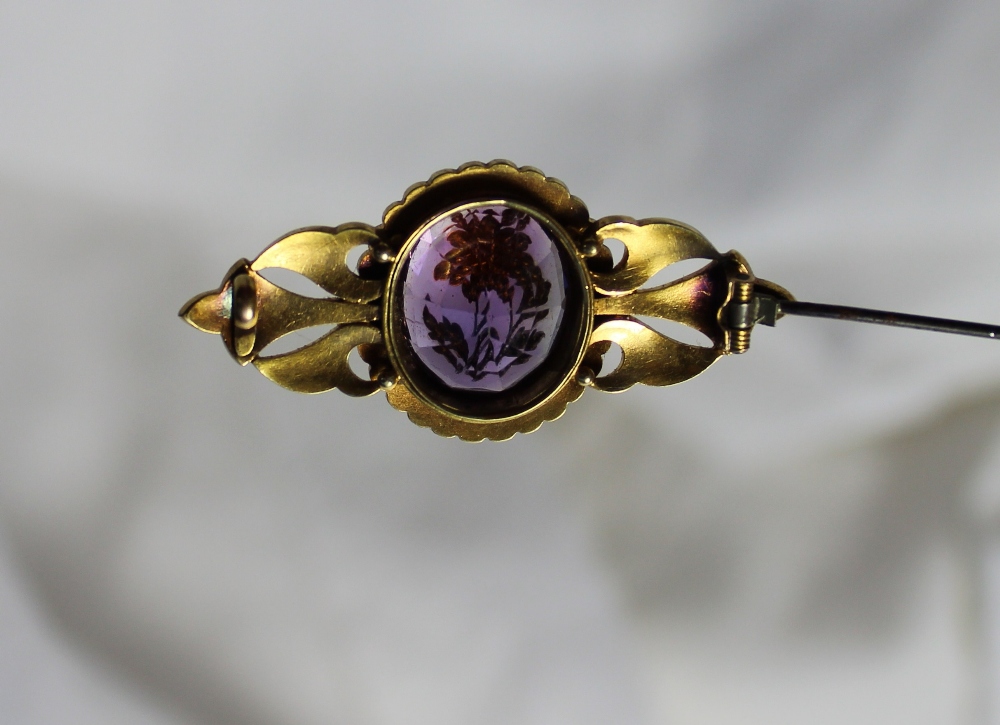 A yellow metal bar brooch with a central oval amethyst inset with a floral design surrounded by seed - Image 3 of 4