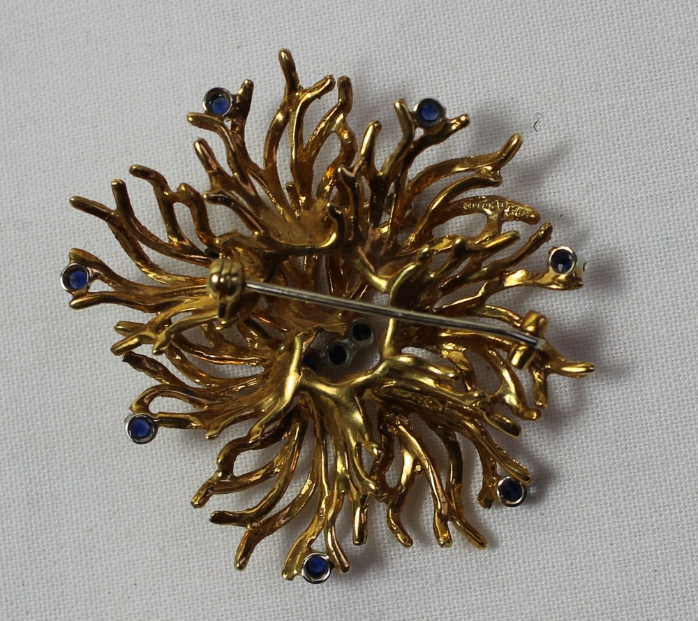 An 18ct yellow gold brooch of naturalistic form set with twelve sapphires approximately 13 grams - Image 3 of 5