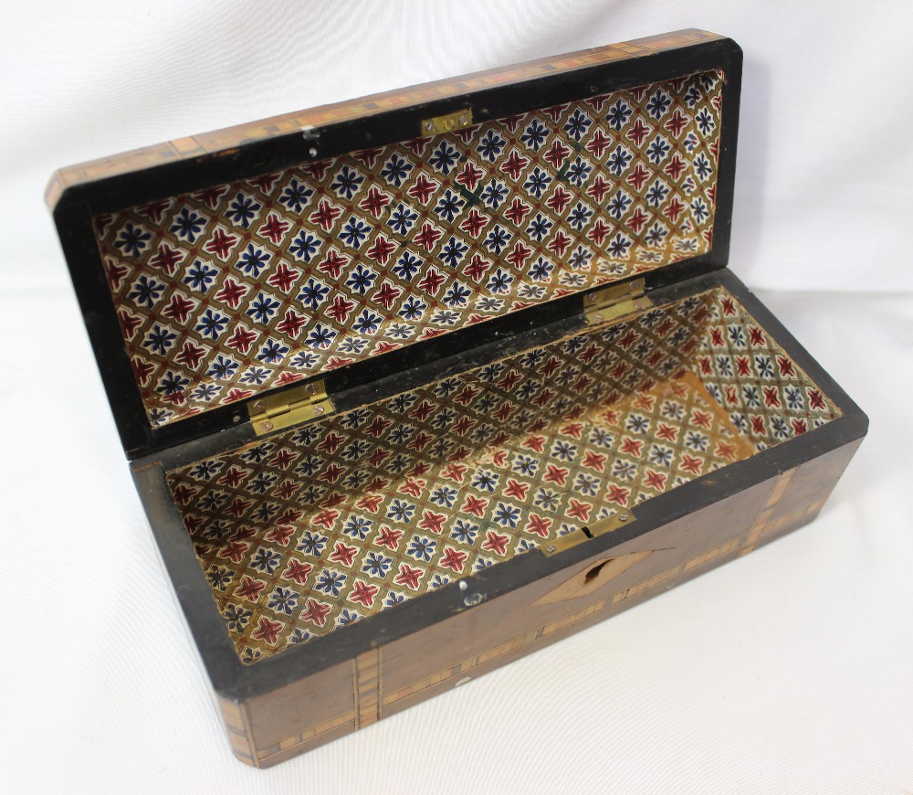 An Edwardian parquetry inlaid glove box,together with a travelling inkwell, a snuff box and a pair - Image 3 of 4