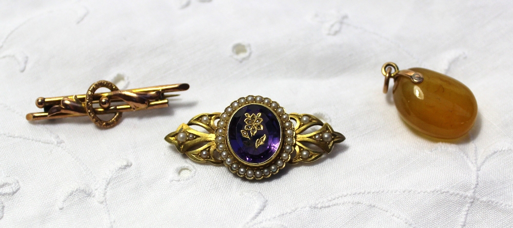 A yellow metal bar brooch with a central oval amethyst inset with a floral design surrounded by seed - Image 4 of 4