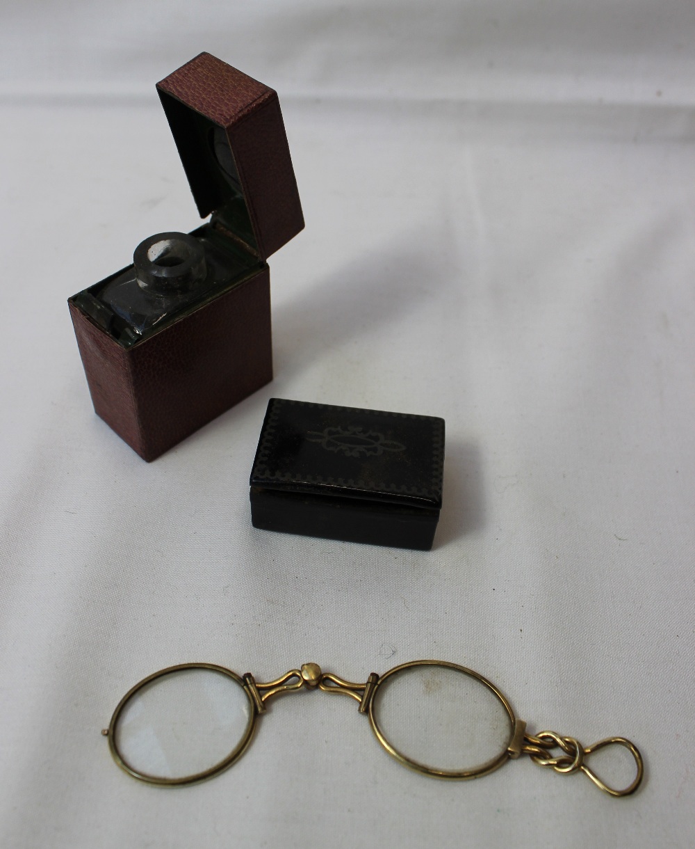 An Edwardian parquetry inlaid glove box,together with a travelling inkwell, a snuff box and a pair - Image 4 of 4