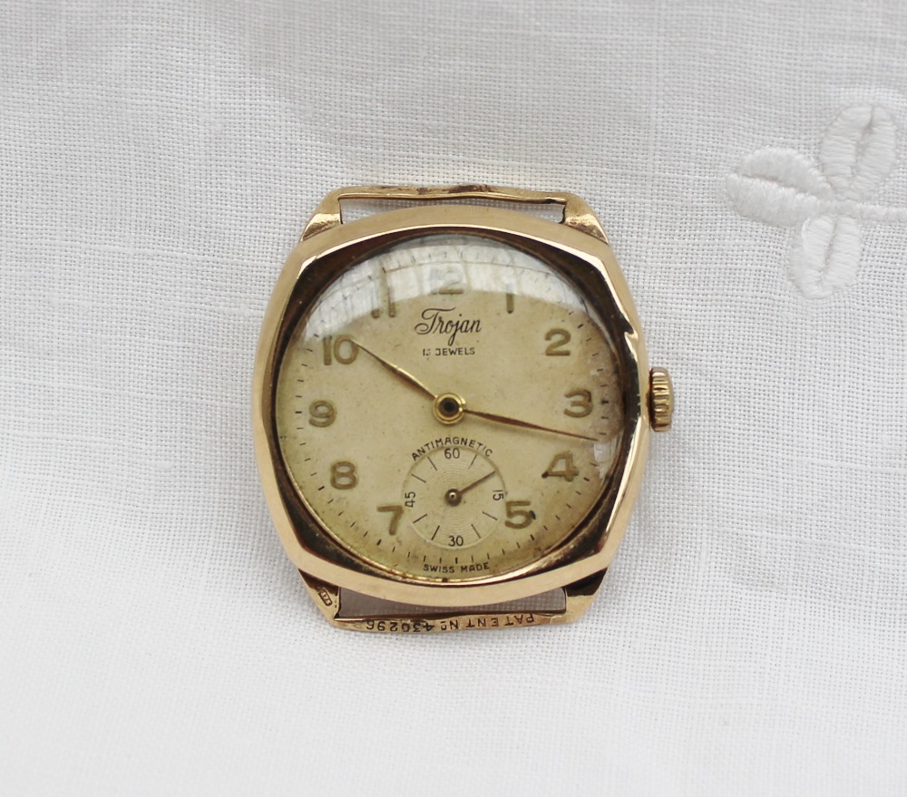 A 9ct yellow gold gentleman`s wristwatch, the champagne dial with Arabic numerals and a seconds