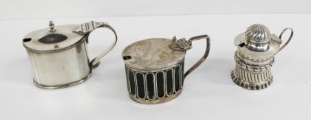 A George V silver mustard pot of oval form with a shell thumb piece and wirework sides, with a green