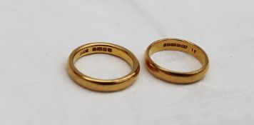 Two 22ct yellow gold wedding bands approximately 10 grams