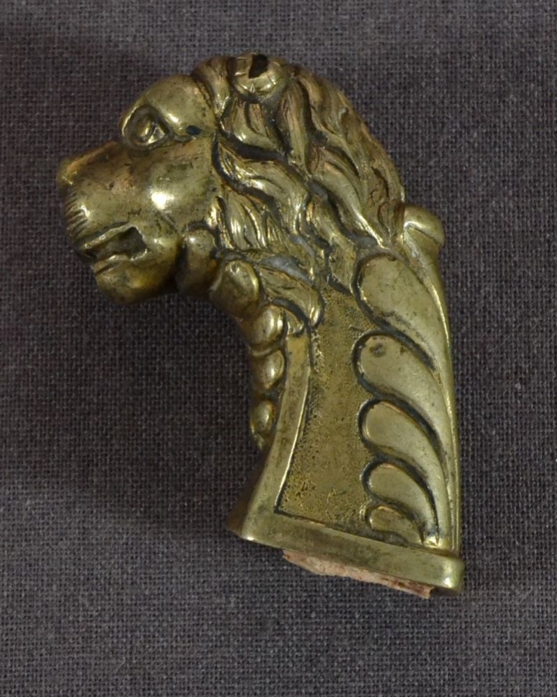 Antiker Ausgießer bzw. Flaschenverschluß aus Messing  in Form eines Löwenkopfes. Höhe ca. 4 cm.