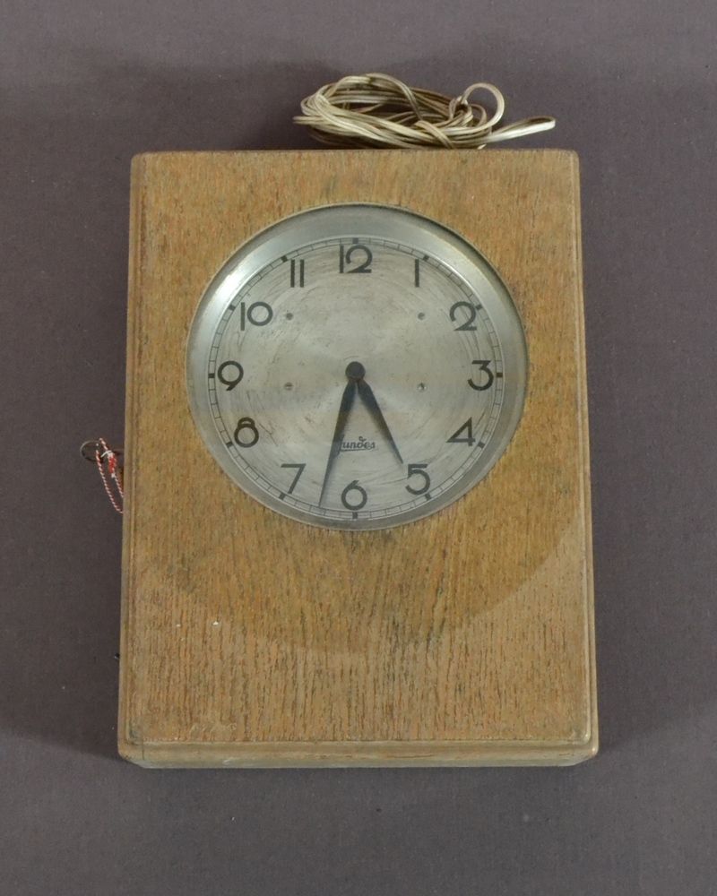 Alte Uhr im Holzgehäuse "Jundes"  Alte Uhr mit 2 Schlüssel, im Holzgehäuse, Vorderseite zum