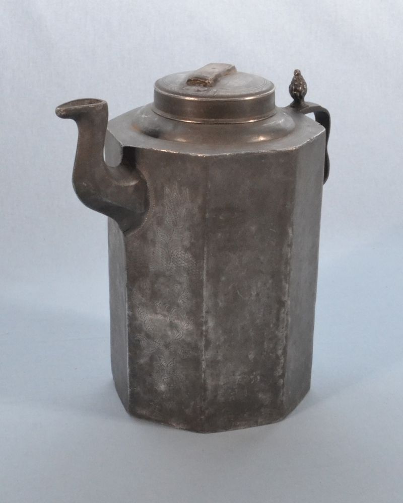 Große Antike Kaffeekanne aus Zinn 1794  Große Kanne aus Zinn, achteckige Form, mit Schraubdeckel,