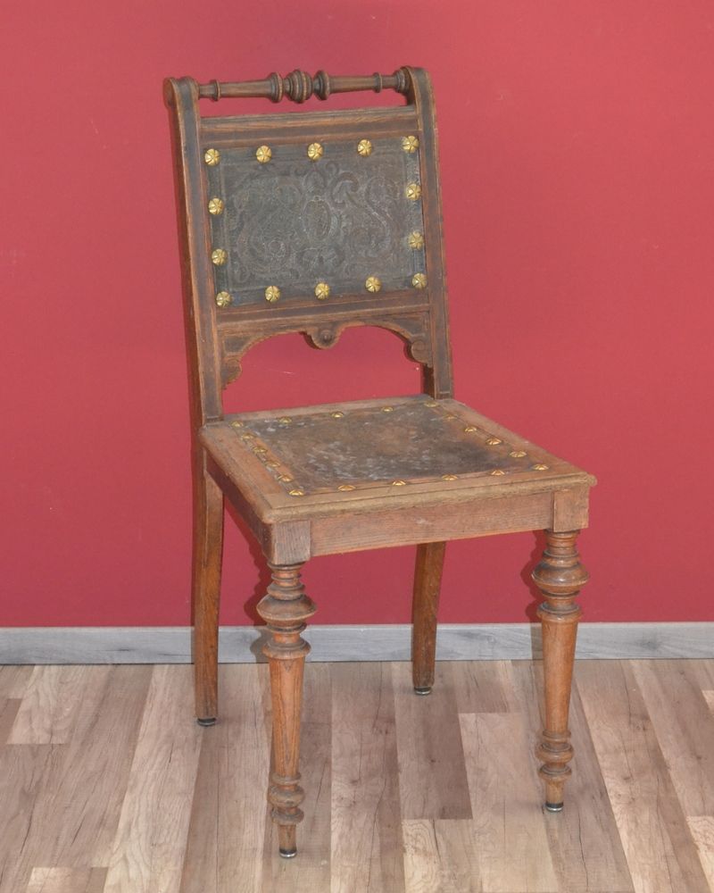 Alter Stuhl mit Lederbezug  Gedrechselte Beine, Sitzfläche und Rückenteil mit Lederbezug, Rückenteil