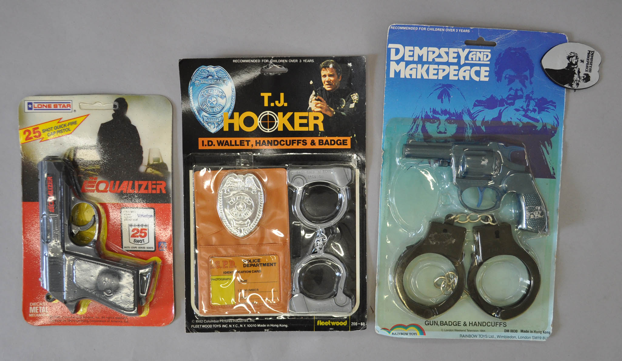 Toy guns and handcuffs: Rainbow Toys Dempsey and Makepeace Gun, Badge and Handcuffs (E on F-G